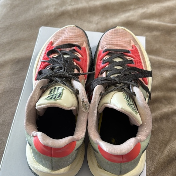 Kyrie Low 4 Coral / Iron Grey Athletic Sneakers - Picture 5 of 13